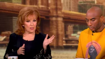 Cinq a Sept Rhinestone Paisley Cheyenne Blazer usado por Joy Behar como se ve en The View el 4 de diciembre de 2024