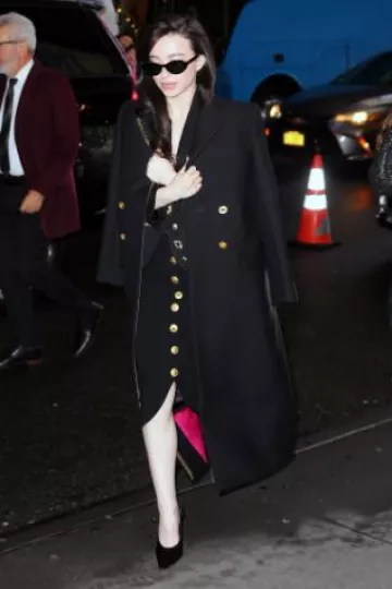 Falda lápiz de Schiaparelli usada por Mikey Madison en CBS Mornings el 5 de diciembre de 2024