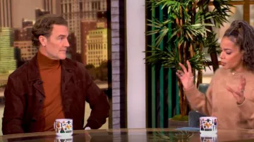Chaqueta bomber de ante de Dolce and Gabbana usada por James Van Der Beek vista en The View el 4 de diciembre de 2024