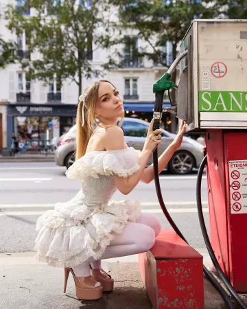 Jennifer Behr Sasha Bow Barrette en marfil usado por Dove Cameron en su publicación de Instagram el 5 de diciembre de 2024