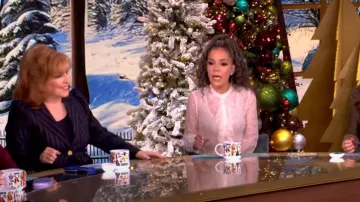 Blazer con hombros abullonados a rayas de Smythe usado por Joy Behar como se vio en The View el 5 de diciembre de 2024