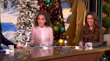 Haut à manches longues Veronica Beard Neeta porté par Alyssa Farah comme on le voit dans The View le 5 décembre 2024