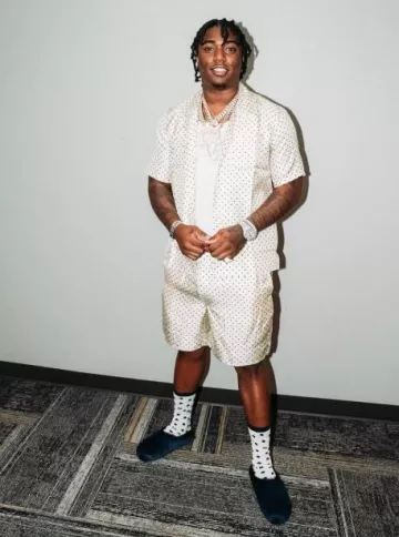 Chemise à pois crème et marine AMI Paris portée par Fredo Bang sur le compte Instagram @fredobang