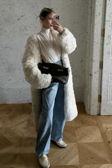 Bolso de cuero Ferragamo Large Pouch usado por Leonie Hanne en su Instagram el 8 de diciembre de 2024