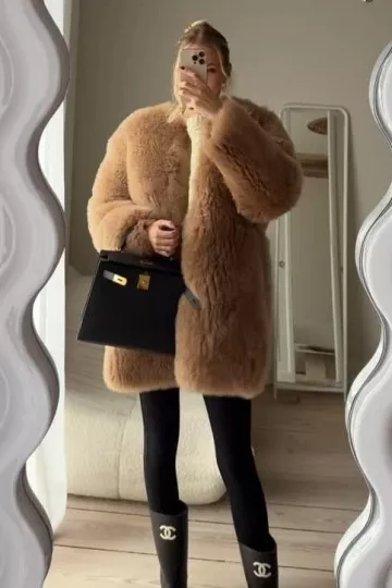 Bolso Hermès Kelly 28 usado por Leonie Hanne en su historia de Instagram el 8 de diciembre de 2024