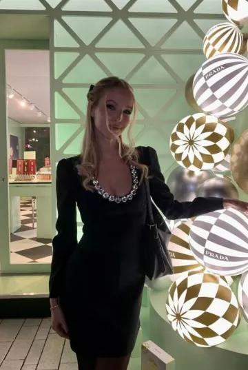 Grand sac à bandoulière en cuir Prada Aimee porté par Leonie Hanne sur son Instagram le 7 décembre 2024