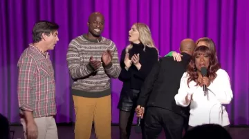 Camiseta del Campamento RRL Monterrey usada por Jerry O'Connell como se vio en The Talk el 6 de diciembre de 2024