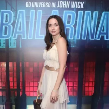 Top corto de gasa de seda con volantes Rodarte usado por Ana de Armas en el evento de cócteles Ballerina Sao Paulo el 7 de diciembre de 2024