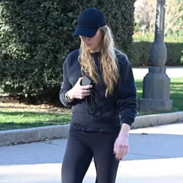 Coque transparente Iphone à bandoulière portée par Amber Heard à Madrid le 7 décembre 2024