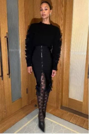 Christopher Kane pour Sef-Portrait Jupe midi en tricot noir à volants portée par Zoe Saldana lors de la projection et de la réception Netflix d’Emilia Perez le 5 décembre 2024