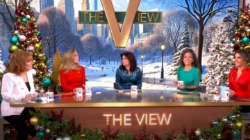 Blouse Diane von Furstenberg Soluck portée par Ana Navarro comme on le voit dans The View le 6 décembre 2024