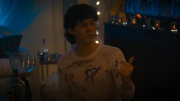 Camiseta de manga larga White Scribbles de Acne Studios usada por Lucien Belmont (Zac Burgess) como se ve en Cruel Intentions (T01E07)