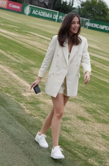 Short masculin à triple plissé Celine en laine rayée porté par Ana de Armas à Sao Paulo le 7 décembre 2024