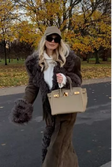 Hermès Birkin Sellier Etoupe usado por Leonie Hanne en su historia de Instagram el 5 de diciembre de 2024