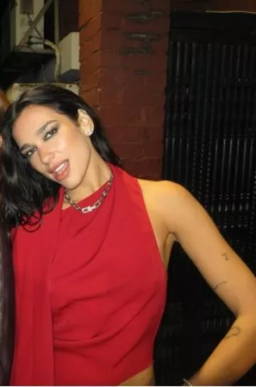 Collar de eslabones graduados Tiffany & Co. Hardwear en oro blanco con diamantes usado por Dua Lipa en su publicación de Instagram el 6 de diciembre de 2024