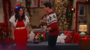 Lulus Total Appeal Robe midi moulante à une épaule froncée rouge portée par Rosie (Selenis Leyva) comme on le voit dans Lopez vs Lopez (S03E07)