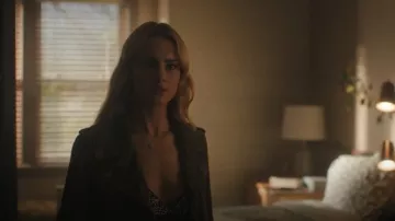 Muubaa Colombia Chaqueta motera corta de gamuza verde oliva usada por Lucy Albright (Grace Van Patten) como se ve en Tell Me Lies (S02E03)