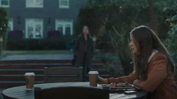 Veste vierge NYC Caramel Sauce portée par Bree (Catherine Missal) comme on le voit dans Tell Me Lies (S02E04)