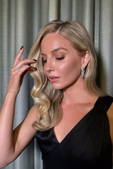 Boucles d’oreilles Cartier Reflection De Cartier portées par Annabelle Wallis aux American Cinematheque Awards le 6 décembre 2024