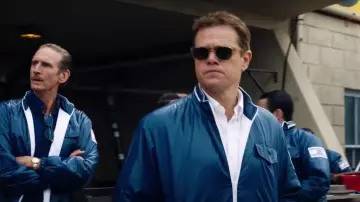 Les looks du film Le Mans 66 : Matt Damon porte un blouson bleu pour son rôle de Carroll Shelby