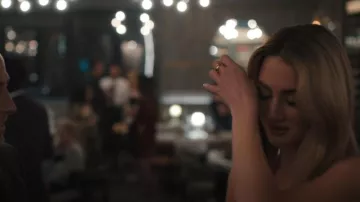 Anillo de eslabón de Gorjana Parker usado por Lucy Albright (Grace Van Patten) como se ve en Cuéntame mentiras (T02E06)