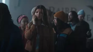 Veste vierge NYC Caramel Sauce portée par Bree (Catherine Missal) comme on le voit dans Tell Me Lies (S02E06)