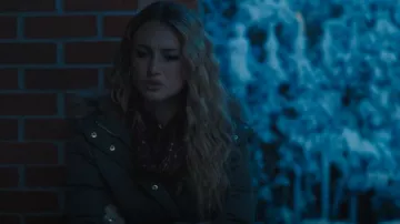 Nueva chaqueta acolchada de piel sintética con capucha de piel sintética en color caqui usada por Lucy Albright (Grace Van Patten) como se ve en Tell Me Lies (S02E06)