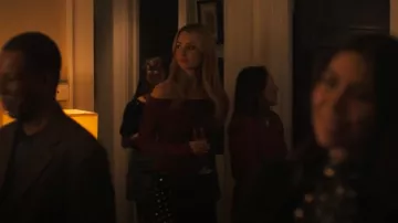 Lulus Casualmente Hermosa Top de punto acanalado de color burdeos con hombros descubiertos usado por Lucy Albright (Grace Van Patten) como se ve en Tell Me Lies (S02E07)