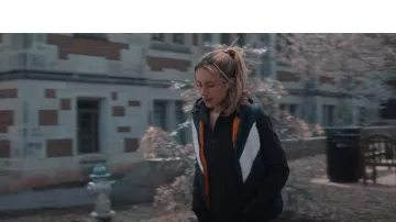 Nosotros, los noruegos, chaleco de chaquetas azules usadas por Lucy Albright (Grace Van Patten) como se ve en Cuéntame mentiras (T02E07)