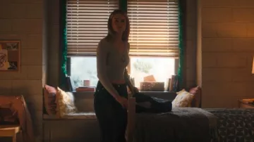 Hello Molly Cooler Turn Blusa Acanalada en gris usada por Lucy Albright (Grace Van Patten) como se ve en Tell Me Lies (T02E07)