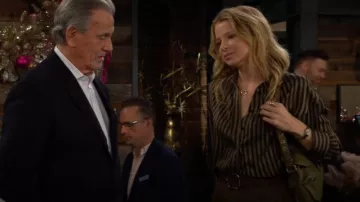 Chemise boutonnée en soie mélangée à rayures Martha et os en tissu de l’armée portée par Summer Newman (Allison Lanier) comme on le voit dans Les Feux de l’Amour le 6 décembre 2024
