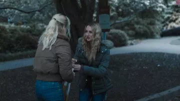 Veste à capuche en fourrure New Look portée par Lucy Albright (Grace Van Patten) comme on le voit dans Tell Me Lies (S02E08)