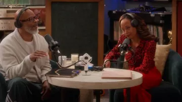 Chemise à imprimé léopard RTA en rouge portée par Ivy (Essence Atkins) comme on le voit dans La maison de Papy (S01E07)