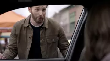 Atuendos de la película Ghosted: Chris Evans usa una chaqueta de lona para interpretar a Cole Riggan