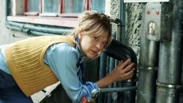 Where's Wanda? Outfits: Heike Makatsch wears Yellow knit sleeveless sweater to portray Carlotta Klatt in season 1, episode 1