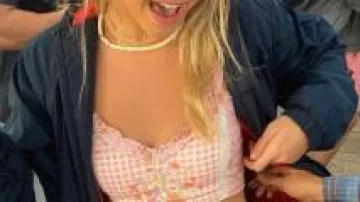 Les looks de la série Outer Banks : Sarah Cameron (Madelyn Cline) porte une brassière à carreaux dans l'épisode 4 de la saison 3
