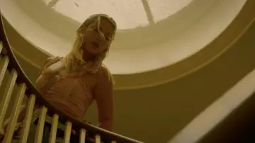 Les looks de la série Outer Banks : Sarah Cameron (Madelyn Cline) porte une brassière à carreaux dans l'épisode 4 de la saison 3