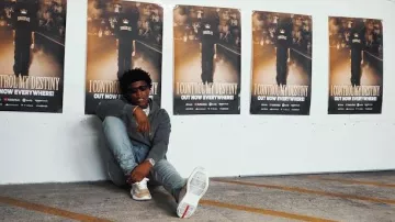 Amiri Antique Indigo Stack Jeans porté par Yungeen Ace dans Yungeen Ace - Done Crying (Clip Officiel)