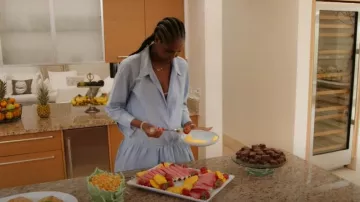 Sandro Robe chemise bleue taille basse portée par Ubah Hassan comme on le voit dans The Real Housewives of New York City (S15E11)