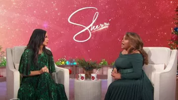 Vestido midi con hombros descubiertos de crepé Blythe de Hutch Blythe usado por Sherri Shepherd visto en Sherri el 10 de diciembre de 2024