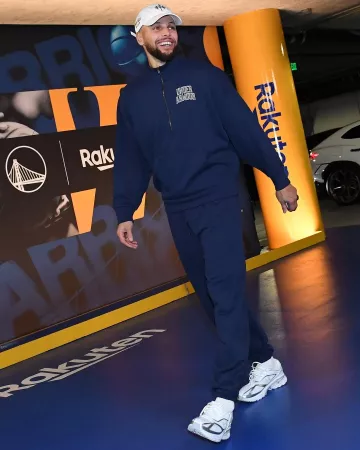 Under Armour HOVR Apparition White Silver porté par Stephen Curry sur le compte Instagram @nbafashionfits