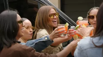 Gafas de sol de aviador de Asos Design en color Tort con lentes amarillas usadas por Brynn Whitfield como se ve en The Real Housewives of New York City (T15E11)