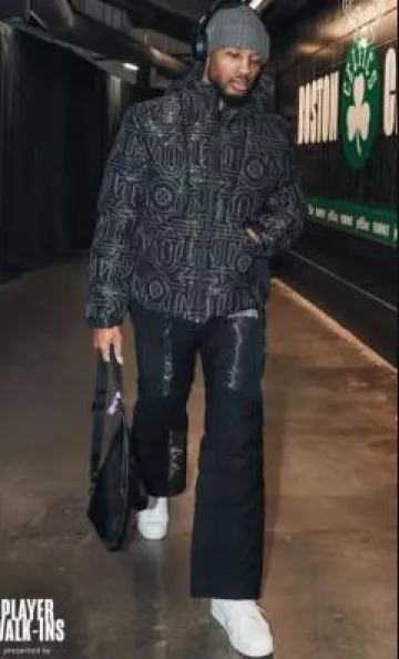 Louis Vuitton Black Monogram Leather Duo Sling Bag usado por Damian Lillard en la cuenta de Instagram @sixers