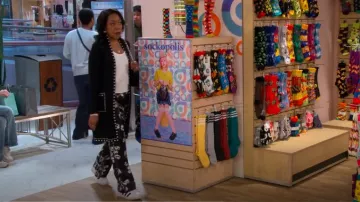 Baskets Adidas Superstar portées par Tina Butler (Tichina Arnold) comme on le voit dans The Neighborhood (S07E07)