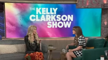 Top corto de punto con estampado de diamantes de Balmain usado por Kelly Clarkson como se vio en The Kelly Clarkson Show el 3 de diciembre de 2024