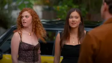 Mondo Mondo Tropicana Collier En Or porté par l’Été (Rachel Stubington) comme on le voit dans Rétrécissement (S02E10)