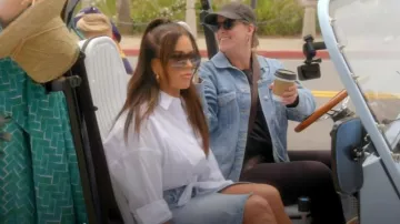 Jupe en jean midi Ag Alicia portée par Kyle Richards comme on le voit dans The Real Housewives of Beverly Hills (S14E04)