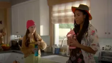Les looks de la série Shrinking : Gaby (Jessica Williams) porte un blouson à capuche et à fleurs dans l'épisode 8 de la saison 2