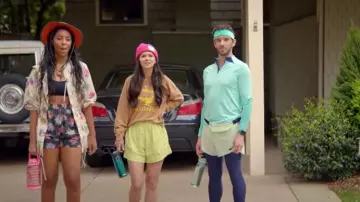 Les accessoires de la série Shrinking : Gaby (Jessica Williams)utilise une gourde à eau rose dans l'épisode 8 de la saison 2