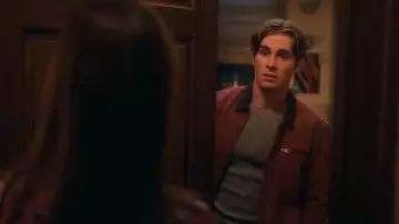 Les looks de The Sex Lives of College Girls : Eli (Michael Provost) porte un blouson bordeaux dans la saison 3 de la série télé